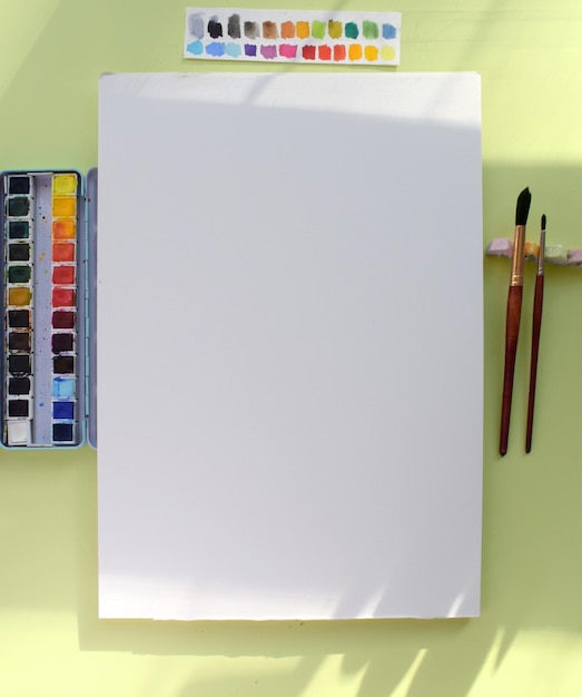 maquete de papel branco em branco pintura a aquarela com pincéis e tintas
