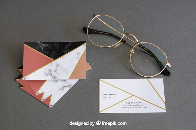 Maquete de papelaria com óculos e cartões de visita