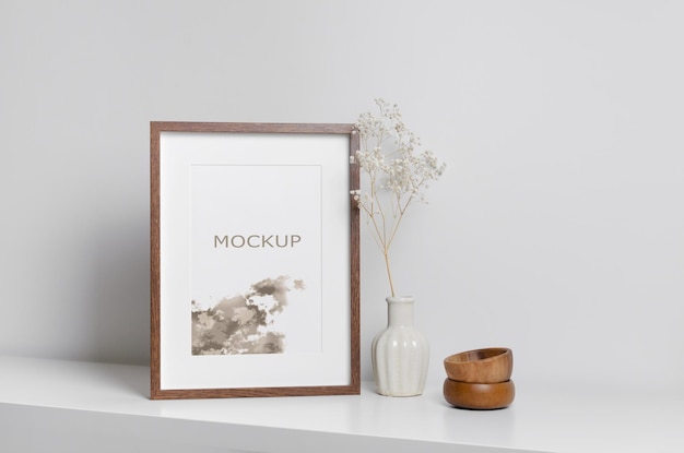 Maquete de quadro vertical em branco no interior do quarto branco com decorações