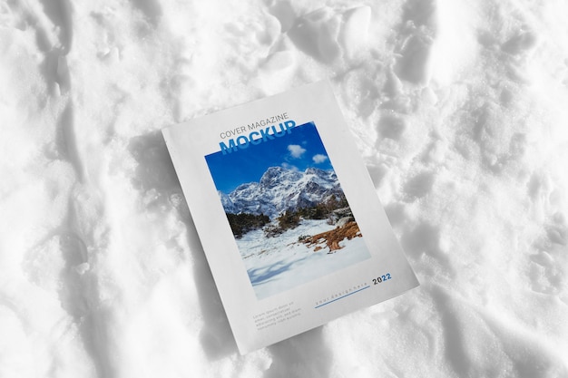 Maquete de revista na rocha de neve