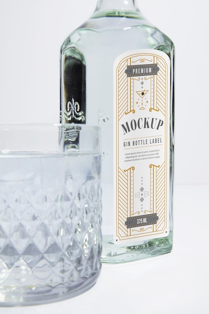 Maquete de rótulo de garrafa de gin