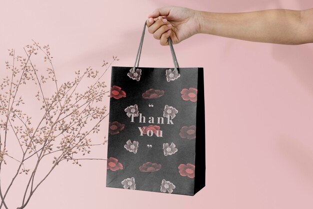 Maquete de sacola de compras com padrão floral psd, remix de obras de arte de zhang ruoai