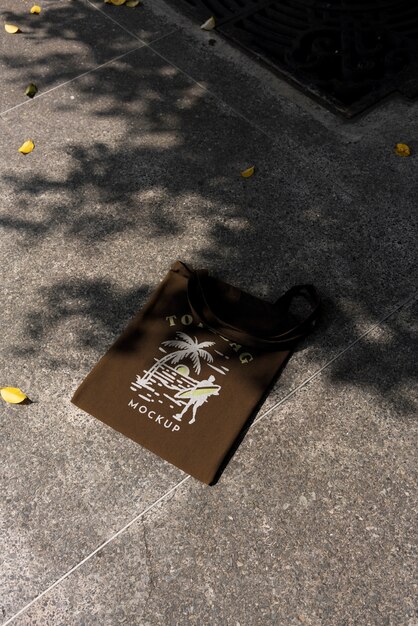 PSD maquete de sacola têxtil ao ar livre na cidade