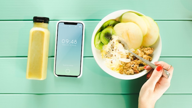 Maquete de smartphone com comida saudável