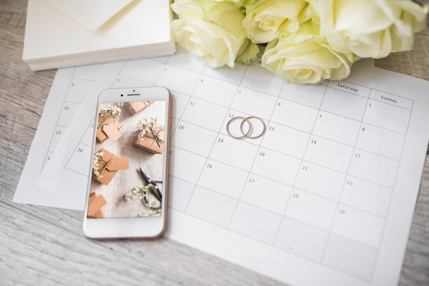PSD maquete de smartphone com conceito de casamento