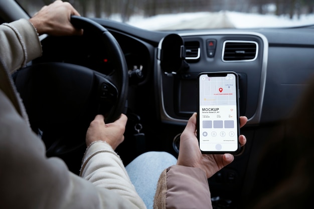 Maquete de smartphone dentro do carro durante a viagem de inverno