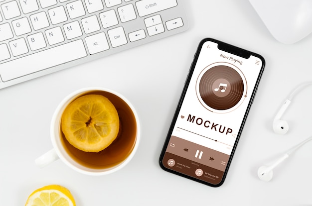 Maquete de smartphone plana com chá na mesa