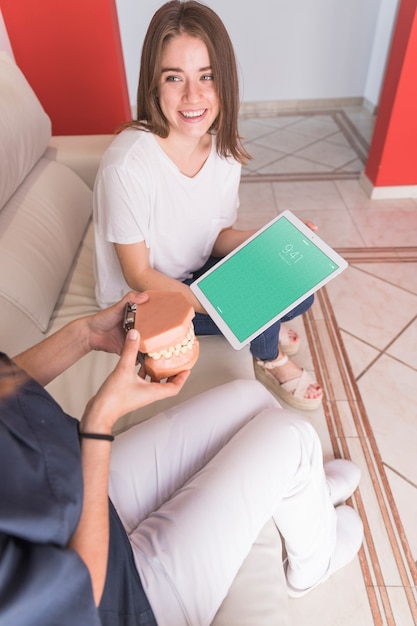 PSD maquete de tablet com conceito de dentista