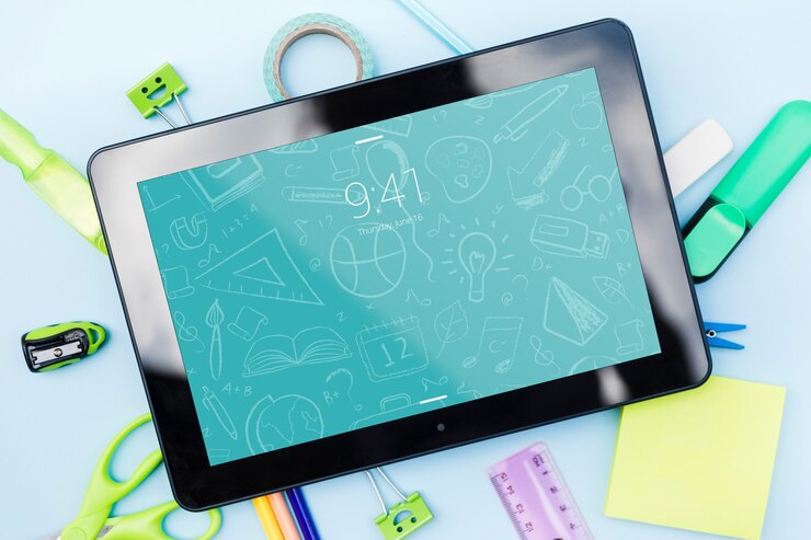 PSD maquete de tablet com volta ao conceito de escola