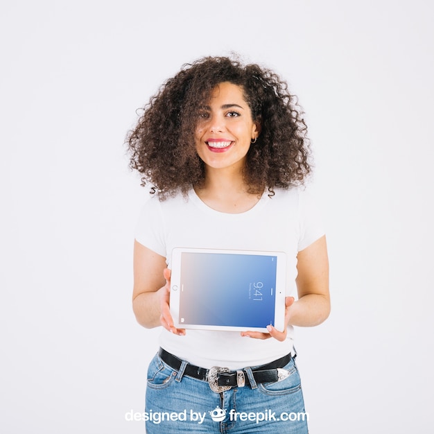 Maquete de tecnologia com mulher apresentando tablet