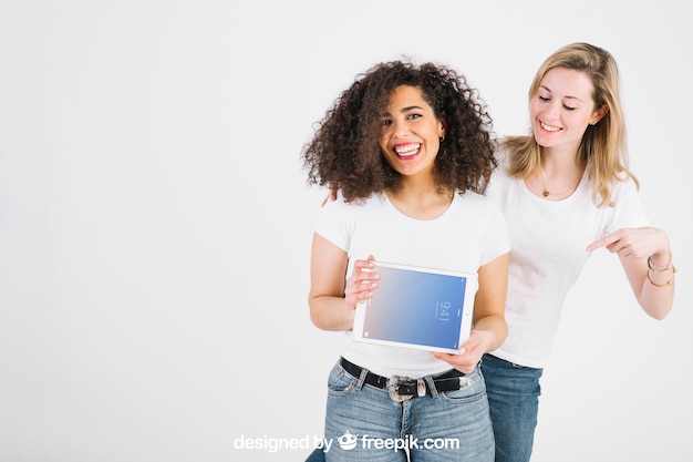 PSD maquete de tecnologia com mulheres mostrando tablet