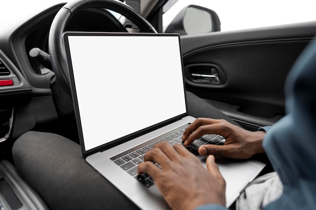 Maquete de tela de laptop em um novo psd de carro autônomo