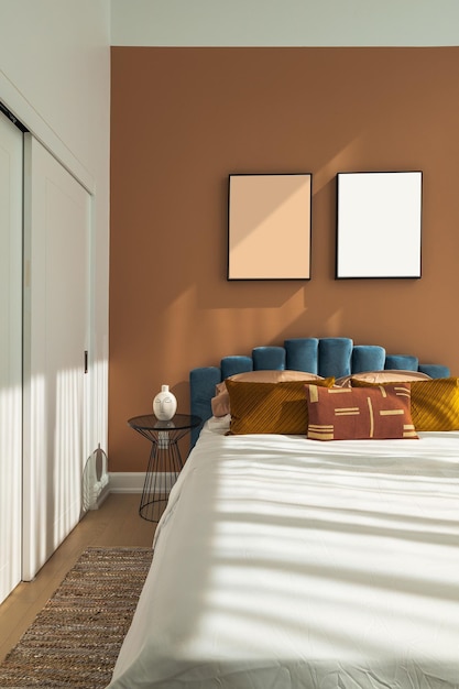 Maquete de tela de parede de quarto com almofadas e parede colorida