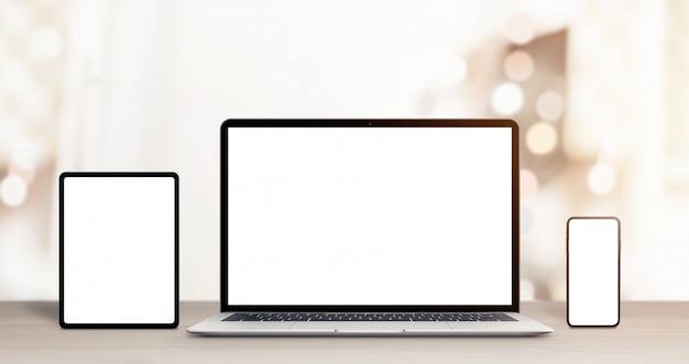 Maquete de telefone, tablet e laptop na mesa de trabalho para design responsivo da web ou promoção de aplicativos
