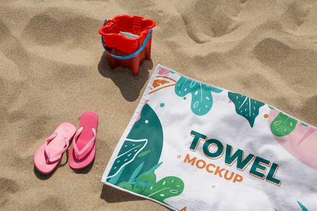 Maquete de toalha de praia impressa colorida para crianças