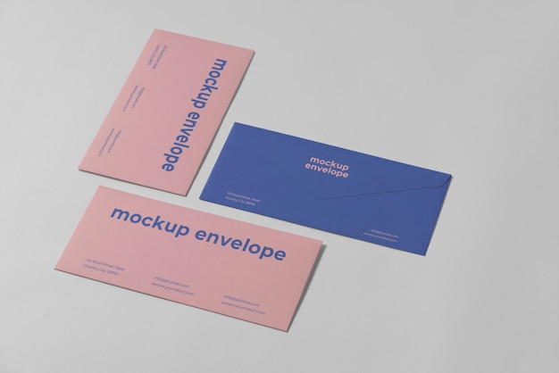 Maquete de três envelopes de papel c5