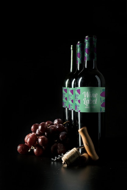 PSD maquete de vinho com garrafas em linha e uvas