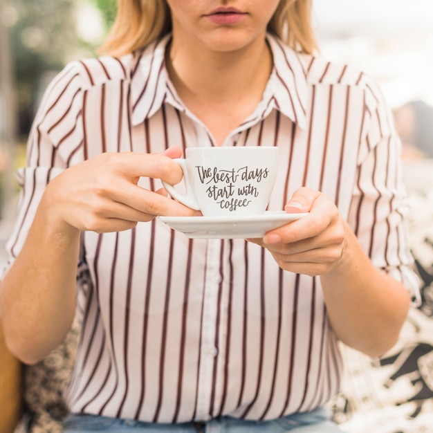 Maquete de xícara de café com mulher