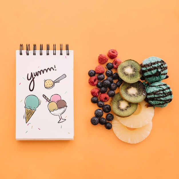 Maquete do bloco de notas com sorvete e frutas