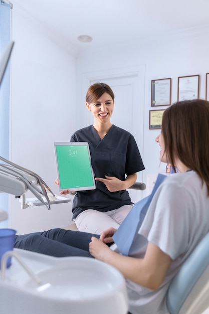 Maquete do dentista com tablet