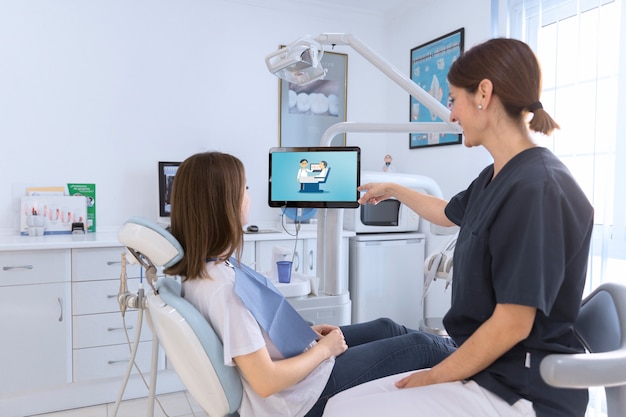 Maquete do dentista com tablet