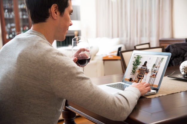 PSD maquete do laptop com o homem que trabalha em casa