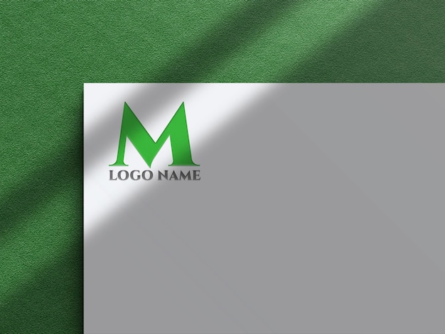 Maquete do logotipo dourado em relevo em papel branco