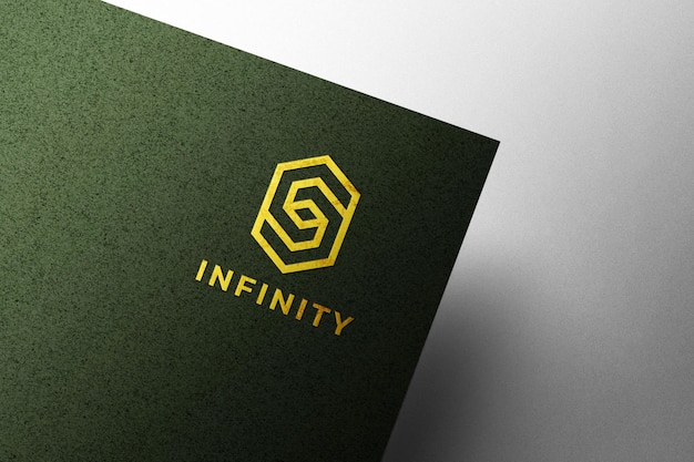 Maquete do logotipo dourado em relevo em papel kraft verde