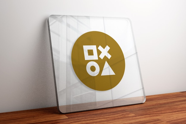Maquete do logotipo dourado em vidro na mesa de madeira