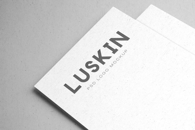 maquete do logotipo em relevo em papel branco