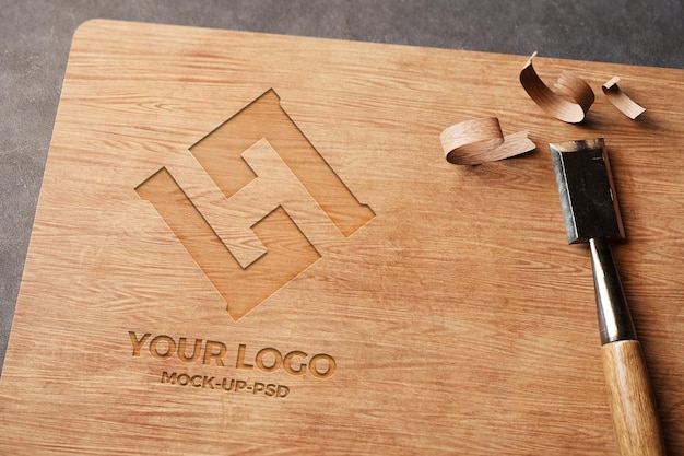 Maquete do logotipo na placa de madeira