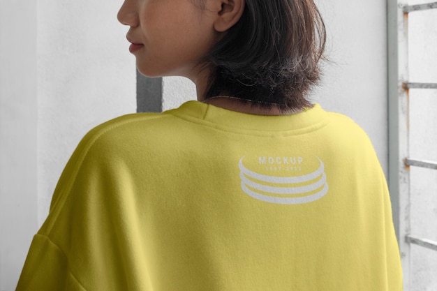 Maquete do logotipo nos pulsos de uma camiseta