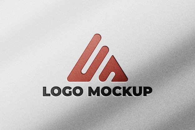 Maquete do logotipo vermelho gravado em papel branco
