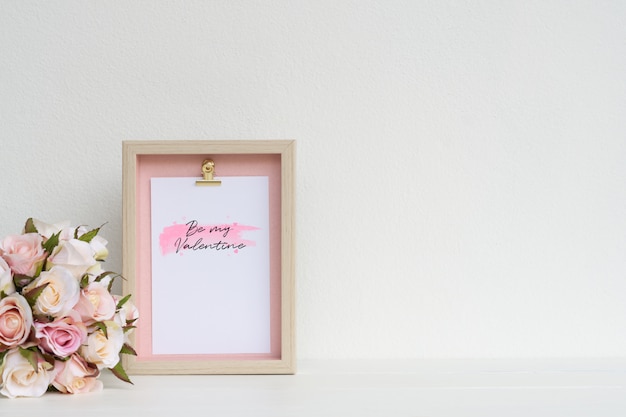 Maquete Moldura e rosas cor de rosa. Conceito de plano de fundo dia dos namorados com espaço de cópia. Mock-se com molduras para fotos e flores com espaço para sua foto ou texto