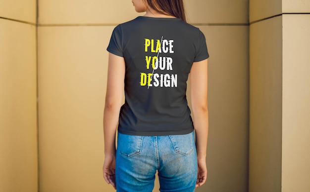 Maquete realista de camiseta feminina