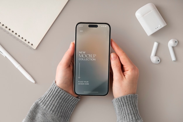 Une maquette d'adulte tenant un smartphone