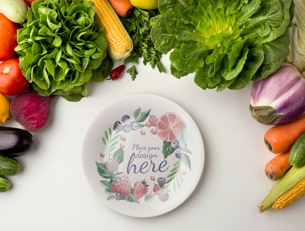 Maquette d'assiette vide avec cadre à base de délicieux légumes frais