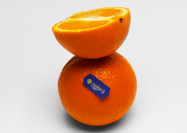 Maquette d'autocollant de fruits sur des fruits orange