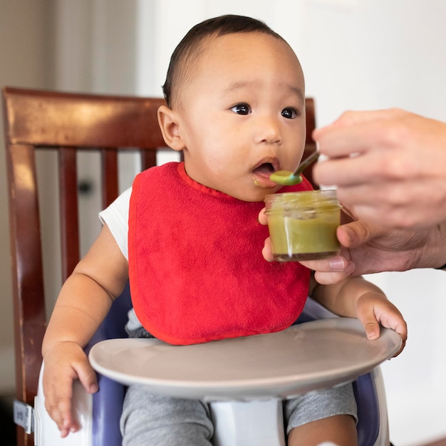 Une maquette de bib rouge pour bébé