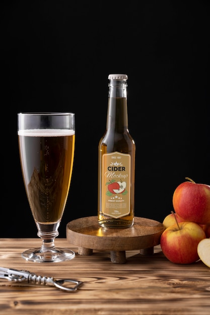 PSD maquette de bouteille de cidre avec des fruits