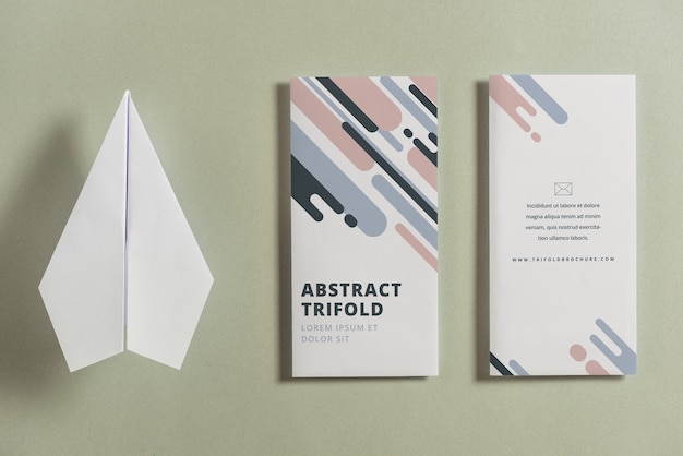 Maquette de brochure à trois volets avec avion en papier
