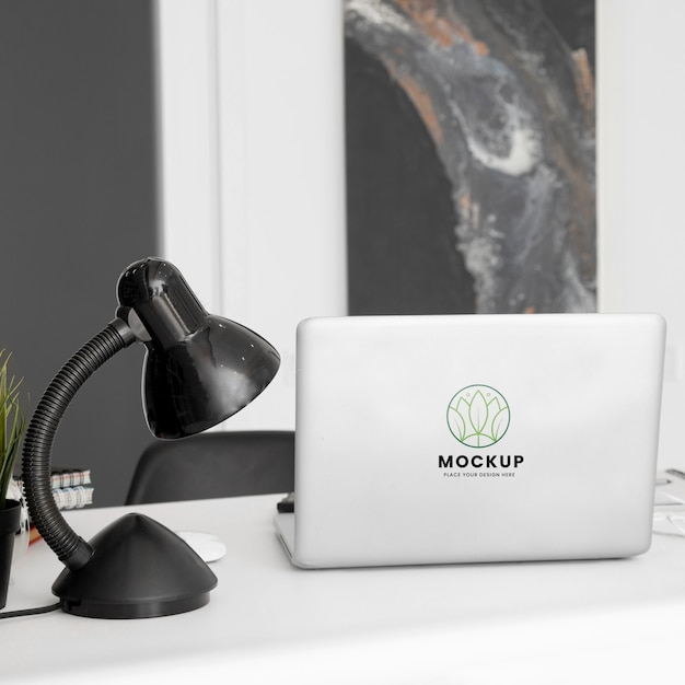 Maquette de bureau avec ordinateur portable