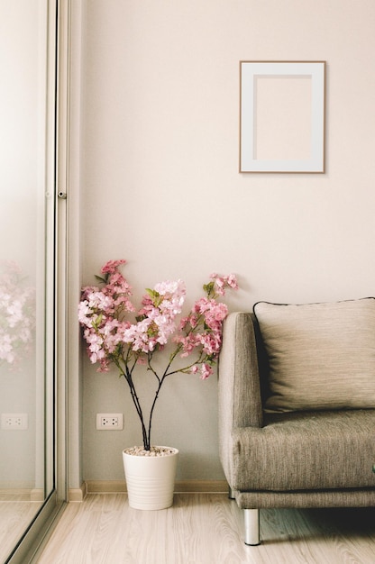 PSD maquette de cadre de mur latéral de fenêtre avec arbre à fleurs