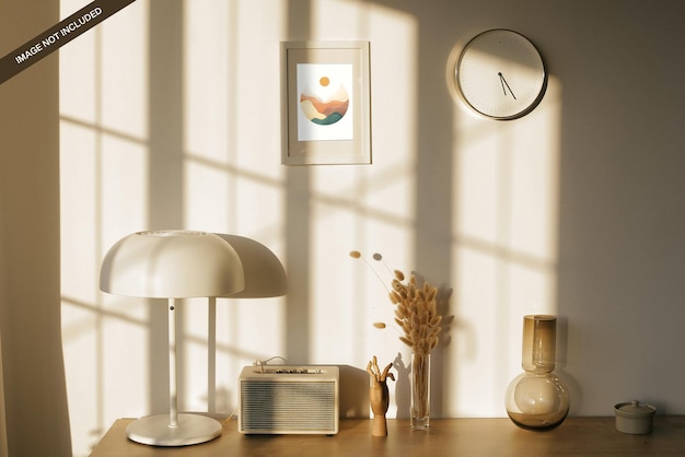 PSD maquette de cadre mural à côté de la fenêtre avec horloge et table décorée