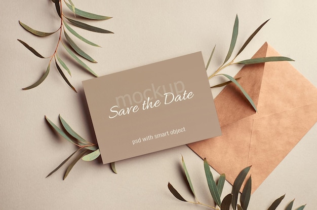 Maquette de carte d'invitation de mariage avec enveloppe et brindilles d'eucalyptus