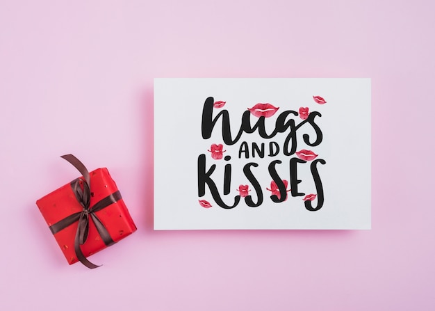 Maquette carte Saint Valentin avec des cadeaux