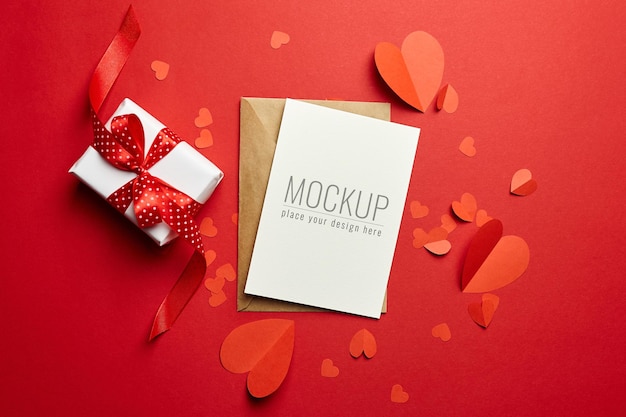 Maquette de carte de Saint Valentin avec enveloppe, boîte-cadeau et coeurs en papier rouge