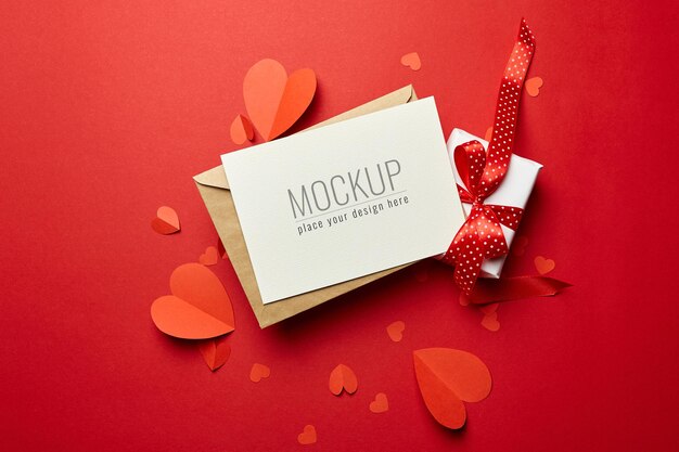 Maquette De Carte De La Saint-valentin Avec Enveloppe, Boîte-cadeau Et Coeurs En Papier Rouge