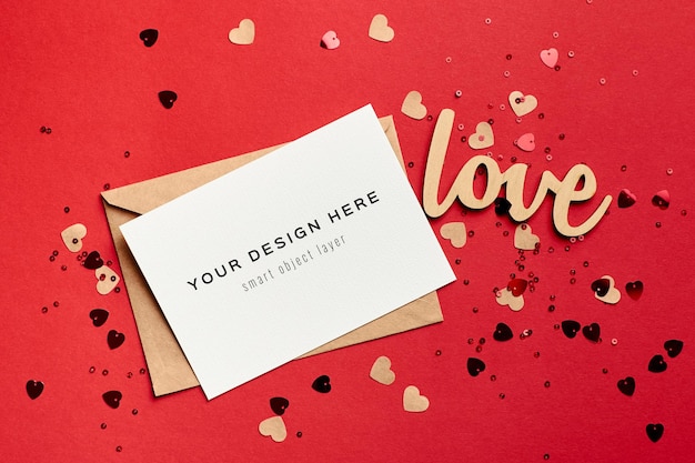 Maquette de carte Saint Valentin avec enveloppes et décorations de coeur