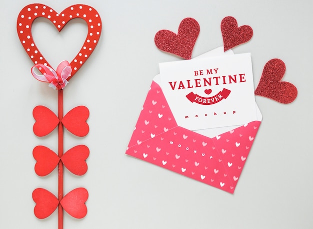 PSD maquette de carte valentine avec composition d'objets